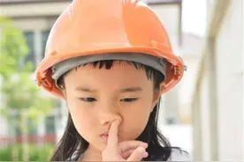 喜欢“挖鼻孔”的孩子，大多逃不出这3种结局，父母别不管不顾图片