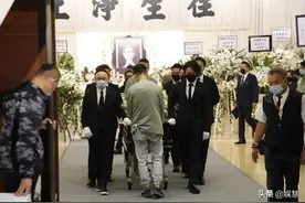 导演钱国伟出殡，遗孀捧遗照送别，2岁女儿现身灵堂哭着要找爸爸图片