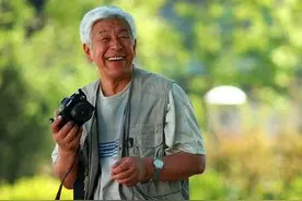 不敢老去的张洪杰，老伴患病儿女啃老，75岁仍要为生活奔波图片