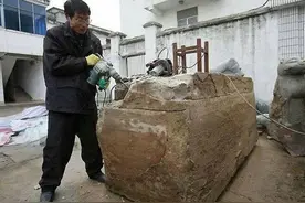 男子挖出一个箱子，请人打开箱子发现一副棺材，打开棺材后傻了眼图片