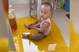 宝妈外出买菜，回来后“满地金黄”，孩子自顾自玩得不亦乐乎图片