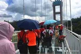千人大巴团游客同时入园，整条空中玻璃桥瞬间被染红了图片