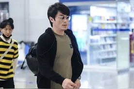 霍建华真到了“大叔”的年纪，可穿紧身T恤仍迷人，肌肉挺紧实的图片