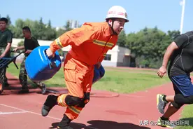 河南洛阳：40度高温下，洛阳200名消防员负重120斤100米冲刺图片
