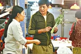 港媒罕爆周润发夫妇日常，去市场买菜穿着朴素，宠妻30年却无子图片