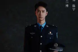 王一博警服照曝光，眼神坚毅姿态挺拔，一身正气的帅警察图片
