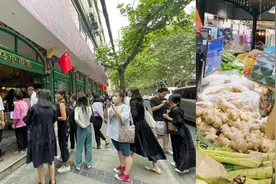 Prada为啥来搞菜市场？背后是奢侈品行业大危机图片