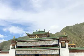 供奉神佛的庙宇、僧侣、 虔诚祷告图片