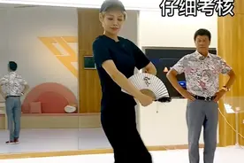 逆生长的父女！宁静与78岁的爸爸同框如兄妹，精神抖擞状态佳图片