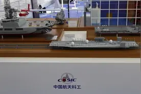 蓝军新母舰已下水！舰艏画了鲨鱼嘴，可停大量无人机，玩蜂群吗？图片