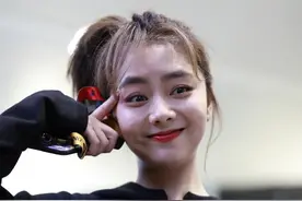 娃娃脸女孩谭松韵的机场穿搭，减龄十足，谁能想到她快30岁了？图片