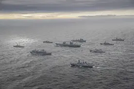 前往南海耀武扬威英航母打击群，未抵达南海，45型驱逐舰打退堂鼓图片
