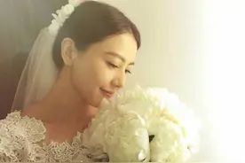 女星婚礼的手捧花，张馨予的简约用心、刘诗诗的白玫瑰奢华图片