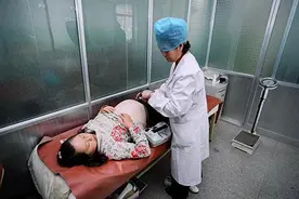 高龄孕妈怀上三胞胎，婆婆高兴不已，看到娃的性别老公却崩溃痛哭图片