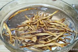 人到中年多吃黄花菜，教最营养的健康做法，简单一蒸，上桌全扫光图片