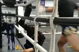 键盘侠踢馆被暴打，倒地后被搏击选手补四脚，差点踢出事图片