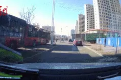 10秒！大货车失控，推着SUV快速移动！黑龙江这个小伙子冲了上去！图片