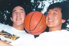 苗侨伟儿子内裤套头拍广告，港圈大佬拼儿女，曾志伟倒成赢家图片