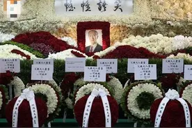 赌王出殡直击：3特首无惧香港“第三波”疫情扶灵，祭品包括定制飞机及老虎机，家族产业受影响“赌桌复工量只有一半”图片