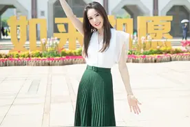 李若彤真是高级脸！绿色百褶裙搭白上衣，颜色干净气质似少女图片