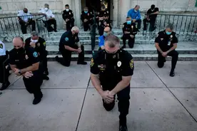 单膝跪地，美警察为何要用这种姿势与和平抗议者“站”在一起？图片