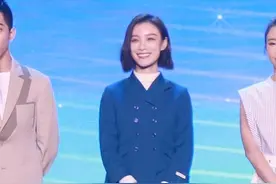 倪妮为新剧剪短发，蓝西装配五分裤比例惊人，一刀切短发干练知性图片