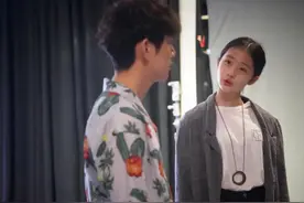 孙莉晒女儿话剧排练照，多多身高赶上何炅，表现大方自信超有灵气图片