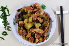 家常红烧鸡肉酸菜，酸辣爽口，一盘不够吃，骨头也啃干净图片