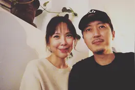 45岁童年女神晒恩爱合照，受疫情影响，与韩国丈夫一年才见一次面图片