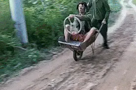 搞笑GIF：小哥哥，骑车不看路结果一头扎进垃圾桶里了图片