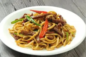私房菜：嫩牛炒乌冬面，日式美食，美味可口，简单做法图片