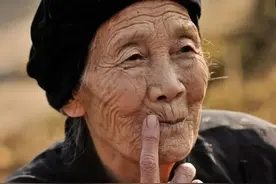奶奶毁了我的快乐童年，人生的最后，我亲手把奶奶送走了图片