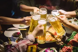 喝酒后排尿快的人，和排尿慢的人，谁的身体会更健康呢？图片