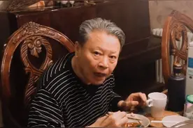 64岁李逵曝近照，满头白发精神足，身后扫帚被指要2200元图片