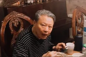 64岁李逵曝近照，满头白发精神足，身后扫帚被指要2200元图片