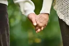 中老年人“只恋不婚”：黄昏恋，到底是恋的啥？图片