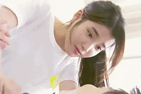 搞笑GIF：只蹦蹦跳跳的小犀牛图片