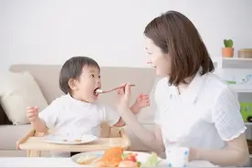 父母给娃冲泡米粉当辅食，往往易犯几个错，反而可能耽误孩子发育图片