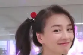 张庭出镜扎双马尾扮嫩，造型活活脱脱的少女范，看状态真不像50岁图片