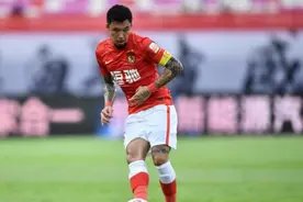 一场2-1让李铁看清一人！无脑防守+解围踢空气，这水平也能进国足图片