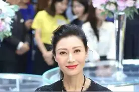 “最美港姐”李嘉欣，穿黑色蕾丝裙搭红色高跟鞋，大方又优雅图片