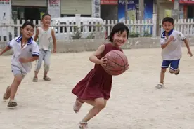 漂亮勇敢的乡村小女孩，厉害起来没男孩什么事图片