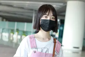终于像15岁女孩了，邓恩熙T恤配粉色背带裤，俏皮粉嫩好吸睛图片