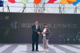 女子离婚后开起货车，3年赚了百万！如今出手“豪横”：拿一摞现金订购80多万高端车图片