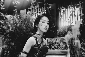 Yamy新写真挑战纯黑白硬朗风，多面造型呈现高级质感图片