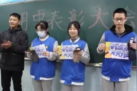 河南一班主任自购保暖用品奖学生，每件奖品都被赋予特殊寓意图片