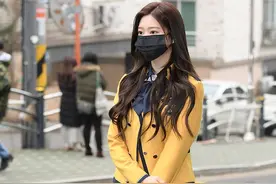 韩国女团金珉周摘下口罩靓丽可人，精致学生装扮青春风范十足图片