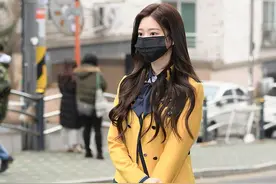 韩国女团金珉周摘下口罩靓丽可人，精致学生装扮青春风范十足图片