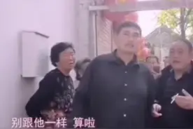 被踹门后，大衣哥直播回应：那个人哆哆嗦嗦有点害怕，我说把他放开吧图片
