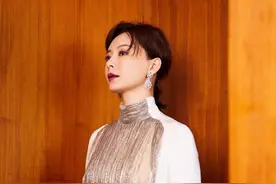 被陈数惊艳了，穿白色流苏长裙清丽迷人，43岁不输当红女星图片